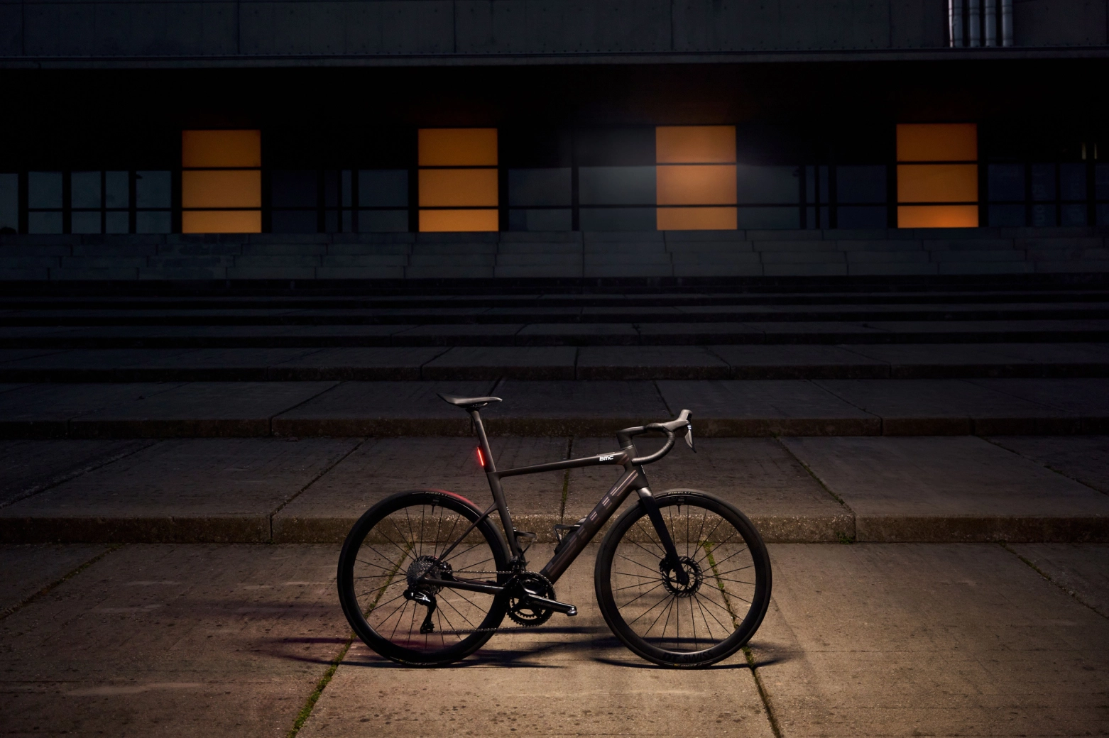 La e-road que baja de los 10 kg y cambia las reglas, así es la BMC Teammachine 01 AMP