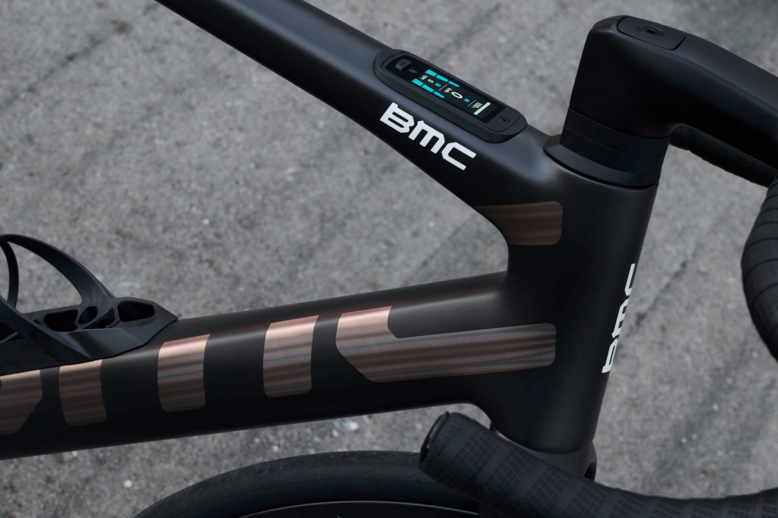 La e-road que baja de los 10 kg y cambia las reglas, así es la BMC Teammachine 01 AMP