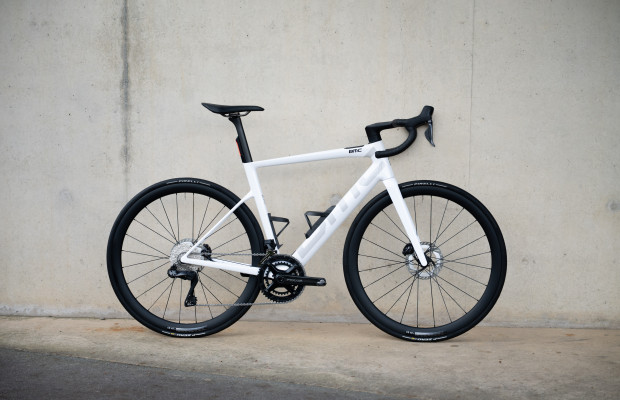 A e-road que pesa menos de 10 kg e muda as regras, assim é a BMC Teammachine 01 AMP