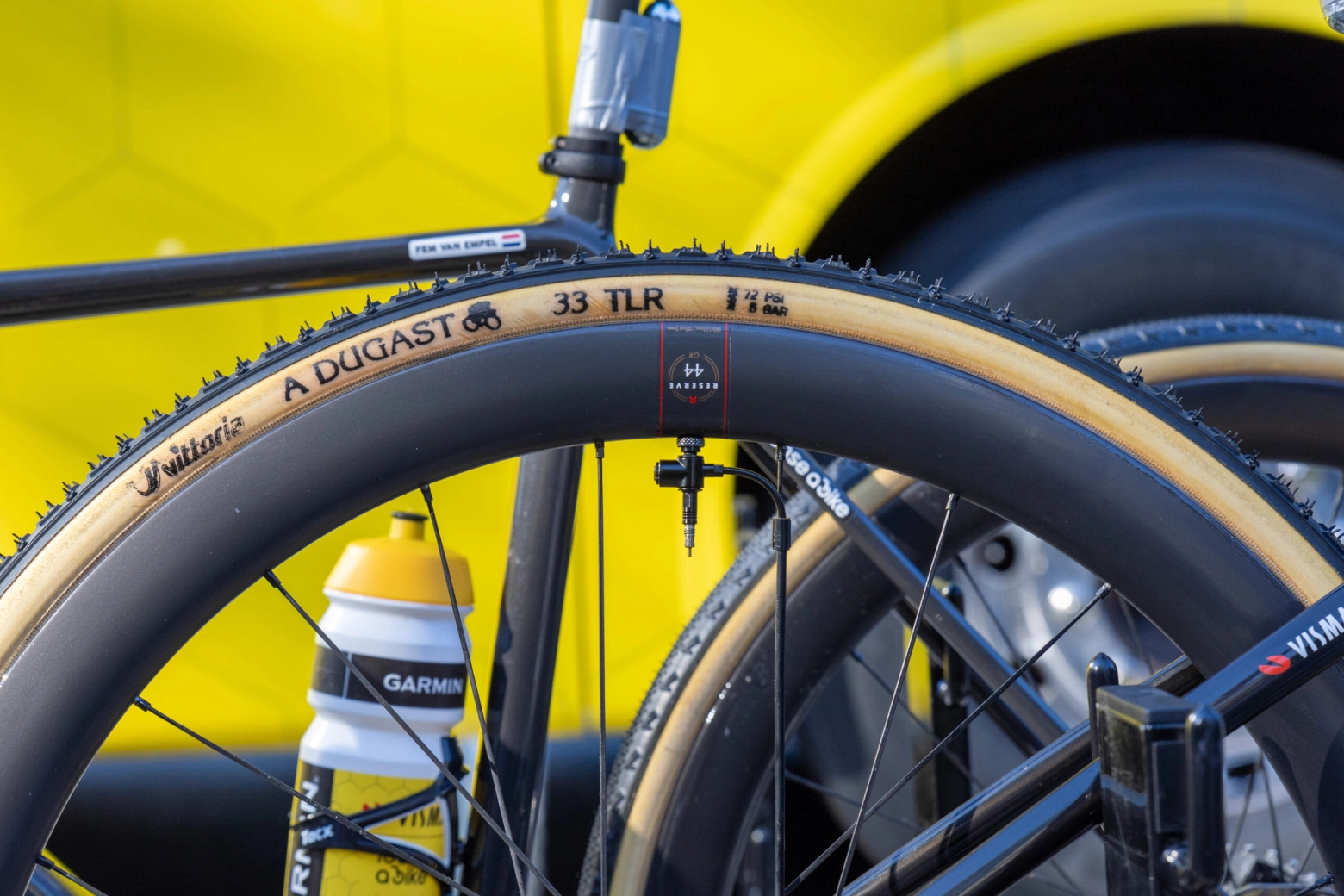 La UCI prohíbe a última hora el inflado automático del Visma y sacude la previa de la París-Roubaix