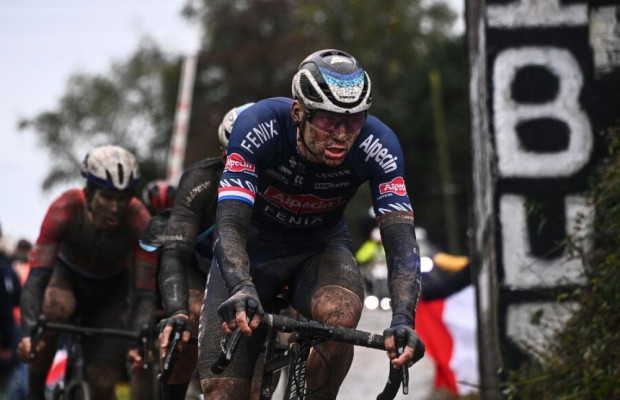 Van der Poel après Paris-Roubaix : "Je m'attendais à être le moins fatigué des trois pour le sprint, mais cela s'est avéré être le contraire"