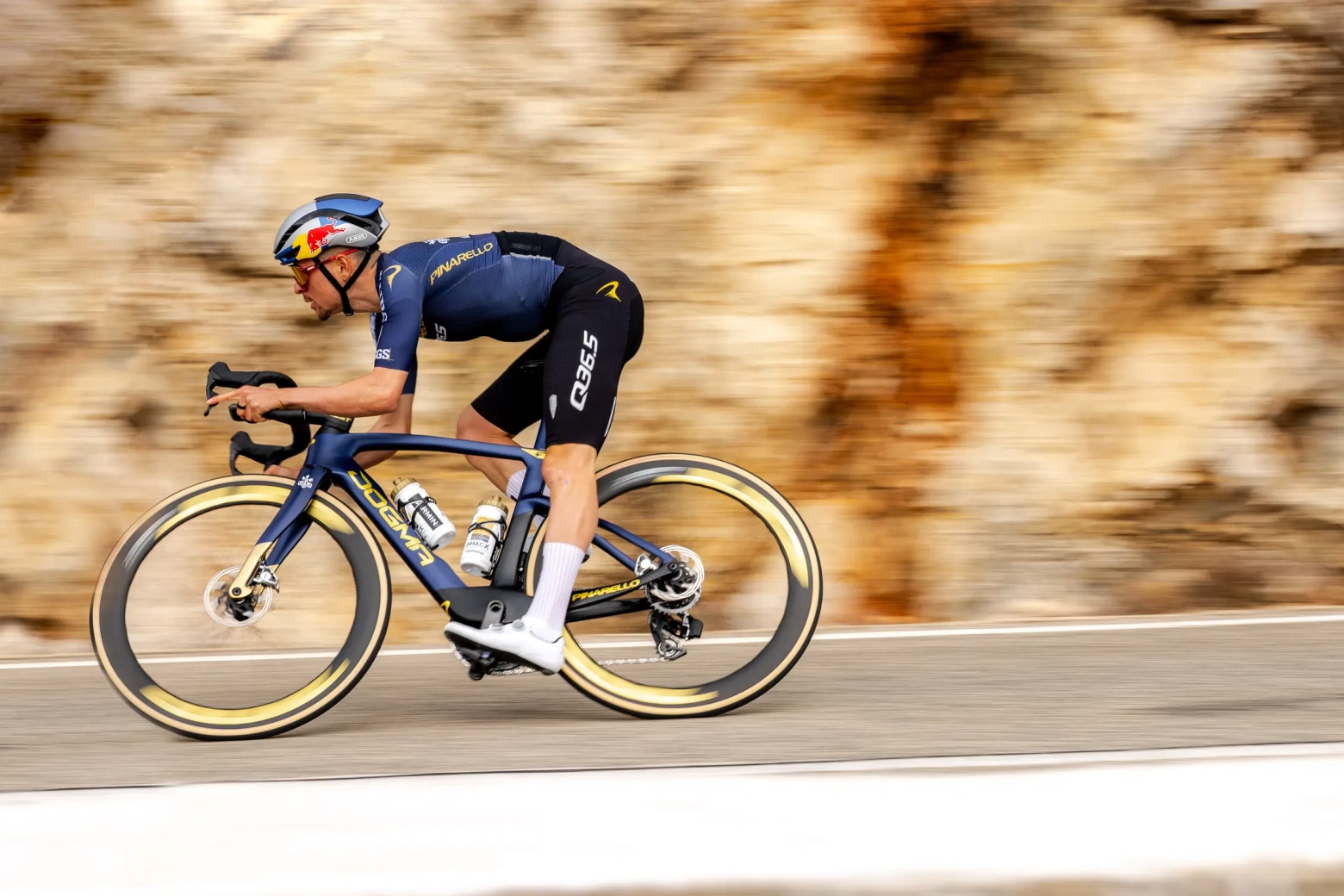 ¿Puede una bici de carretera seguir a una de descenso? Pidcock lo intenta ante Bruni