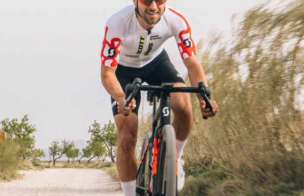 Nino Schurter estreia a nova equipação da SCOTT SRAM para 2026