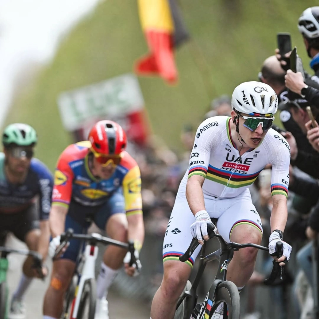 Van Aert beats Pogacar in the sprint and wins the Paris-Roubaix 2026