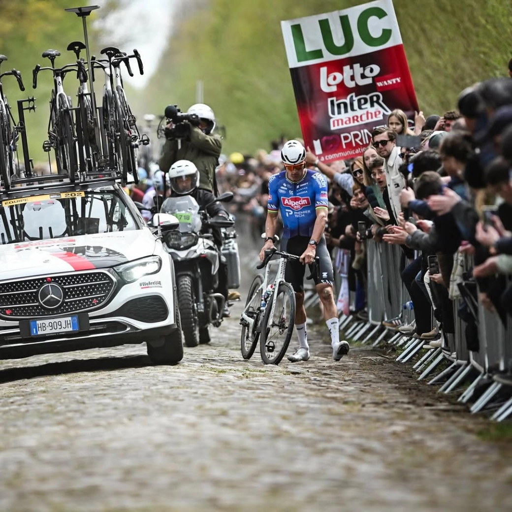 Van Aert beats Pogacar in the sprint and wins the Paris-Roubaix 2026