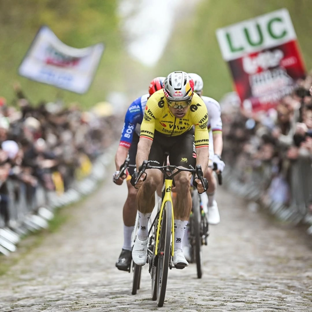 Van Aert beats Pogacar in the sprint and wins the Paris-Roubaix 2026