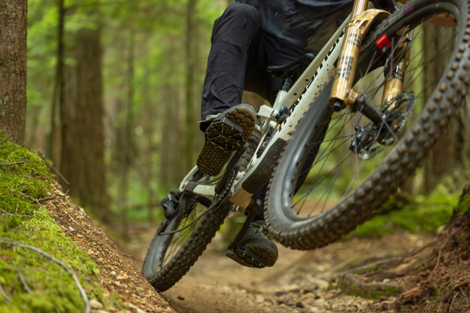 Novos Shimano SAINT e DEORE XT flat, plataformas mais amplas e perfil mais fino