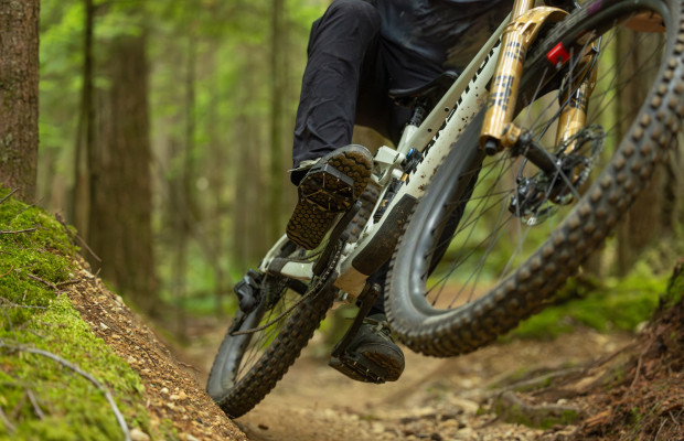 New Shimano SAINT and DEORE XT flats, wider platforms and thinner profile