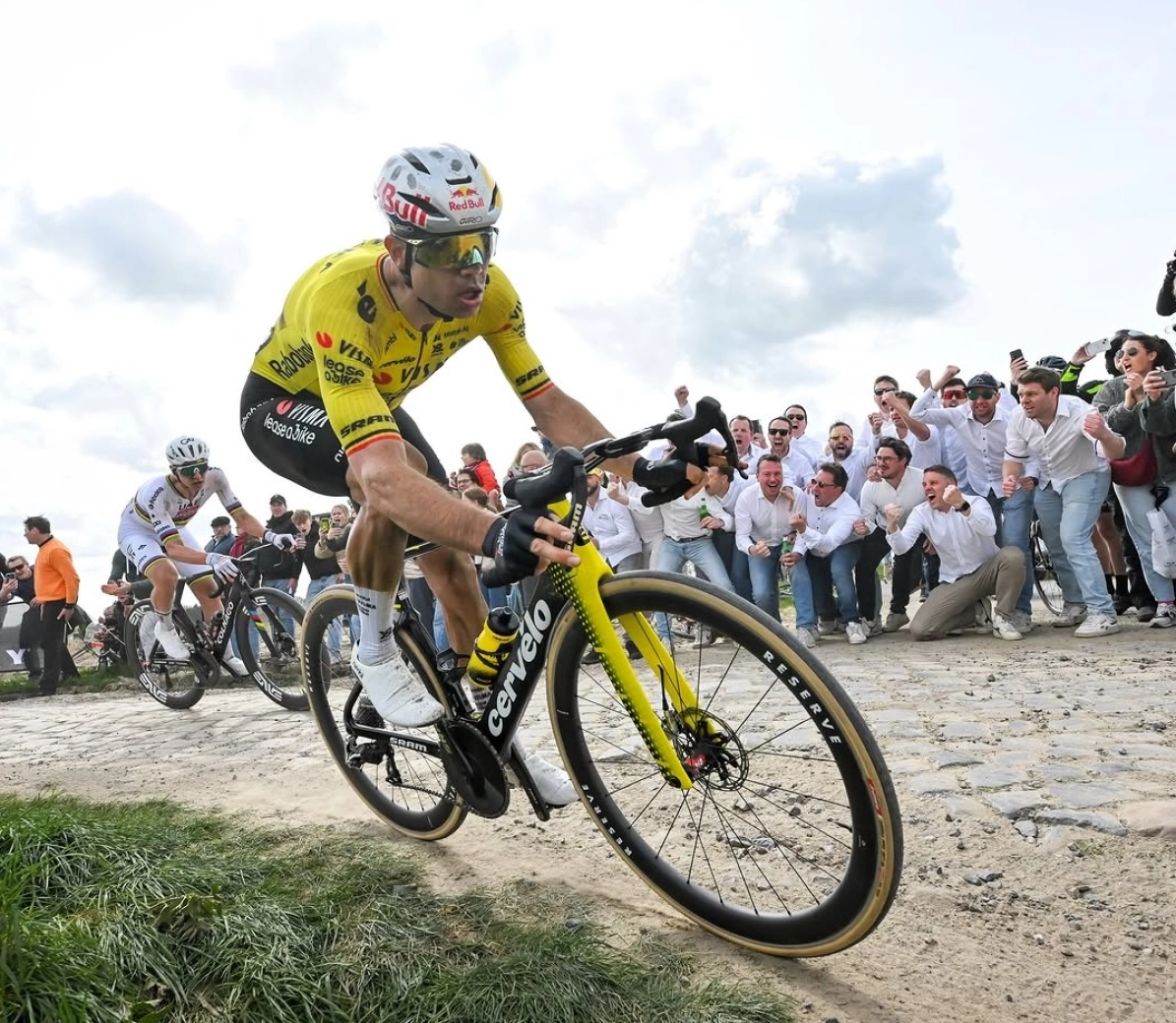 48,91 km/h sobre paralelepípedos. Como Van Aert e Pogacar quebraram o recorde de velocidade em Roubaix?