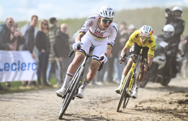 48,91 km/h sobre paralelepípedos. Como Van Aert e Pogacar quebraram o recorde de velocidade em Roubaix?