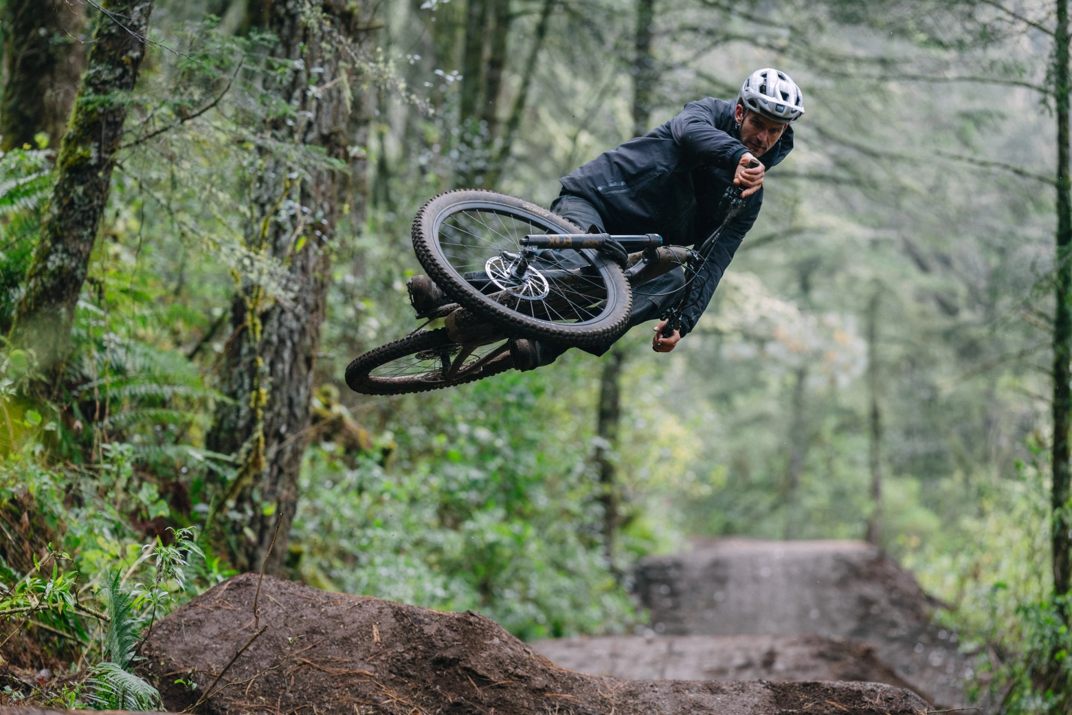 Specialized Ambush 3, the evolution of the trail helmet goes inside and not outside