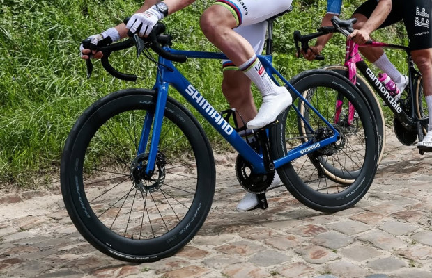 Un Canyon 2021 équipé d'une tige de selle télescopique : qu'en est-il des vélos bleus de Shimano ?
