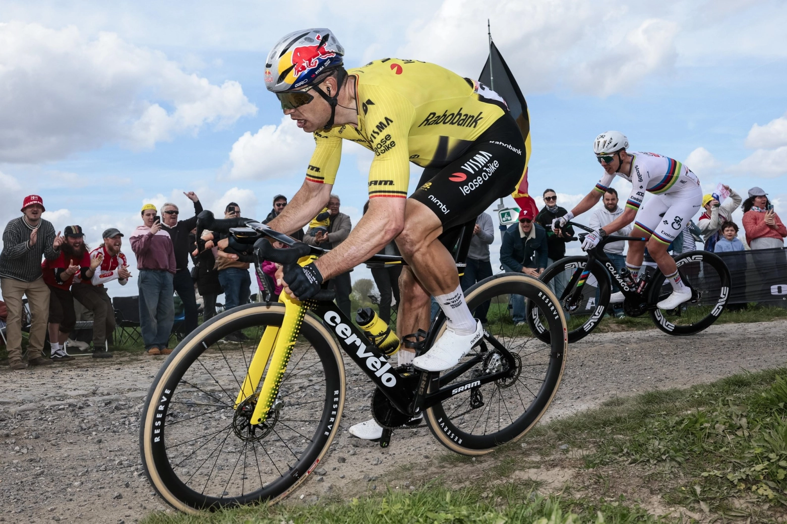 Ni inventos ni riesgos, el montaje con el que Van Aert conquistó Roubaix