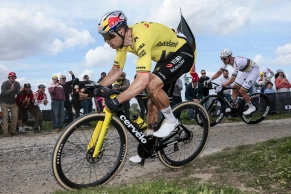 Neither inventions nor risks, the setup with which Van Aert conquered Roubaix