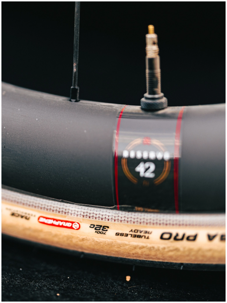 Ni inventos ni riesgos, el montaje con el que Van Aert conquistó Roubaix