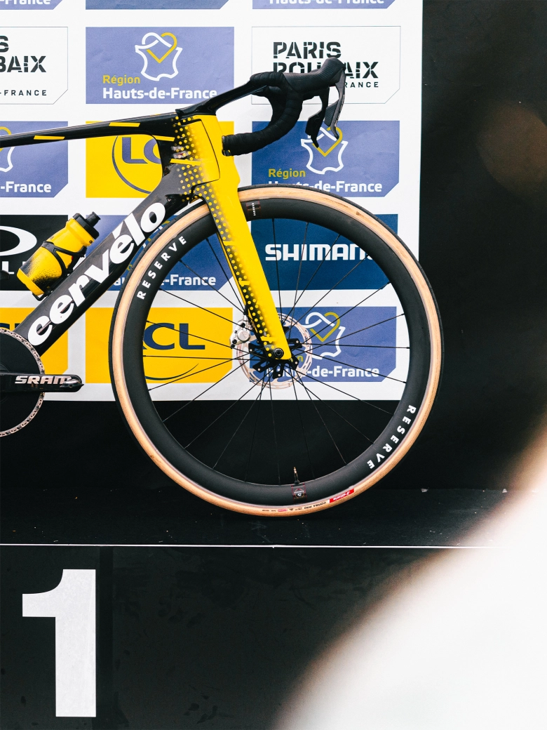 Ni inventos ni riesgos, el montaje con el que Van Aert conquistó Roubaix