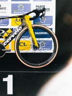 Neither inventions nor risks, the setup with which Van Aert conquered Roubaix