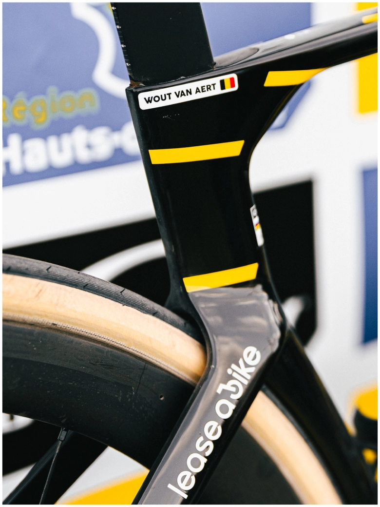 Ni inventos ni riesgos, el montaje con el que Van Aert conquistó Roubaix