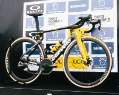Neither inventions nor risks, the setup with which Van Aert conquered Roubaix