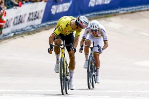 Neither inventions nor risks, the setup with which Van Aert conquered Roubaix