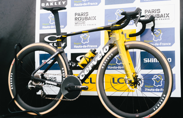 Neither inventions nor risks, the setup with which Van Aert conquered Roubaix