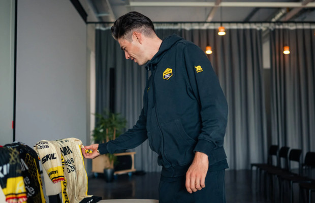 El Visma présente son maillot pour le Tour de France, mais demande de l'aide à ses supporters