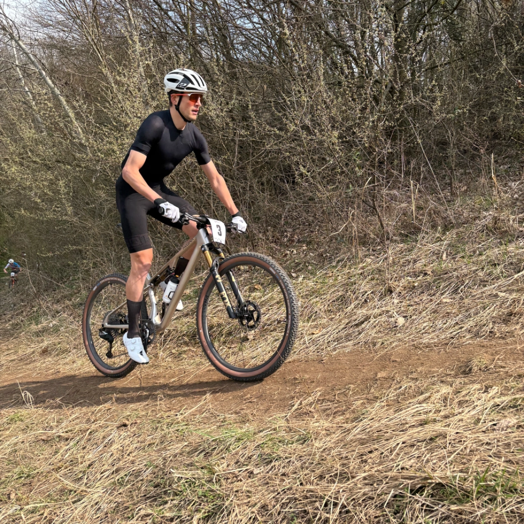 In black, with an unknown bike and winning: this is how difficult it is to reach the XCO World Cup for a cyclist without a team