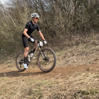 In black, with an unknown bike and winning: this is how difficult it is to reach the XCO World Cup for a cyclist without a team