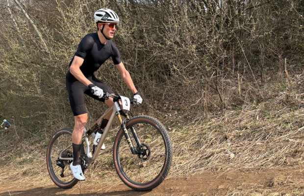 In black, with an unknown bike and winning: this is how difficult it is to reach the XCO World Cup for a cyclist without a team