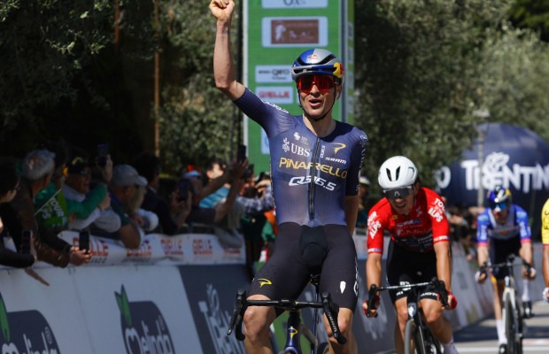 Pidcock vuelve a su mejor nivel y gana la tercera etapa del Tour de los Alpes