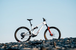 Agile and powerful with the latest from Avinox and RockShox: this is the Megamo Reason CRB 02