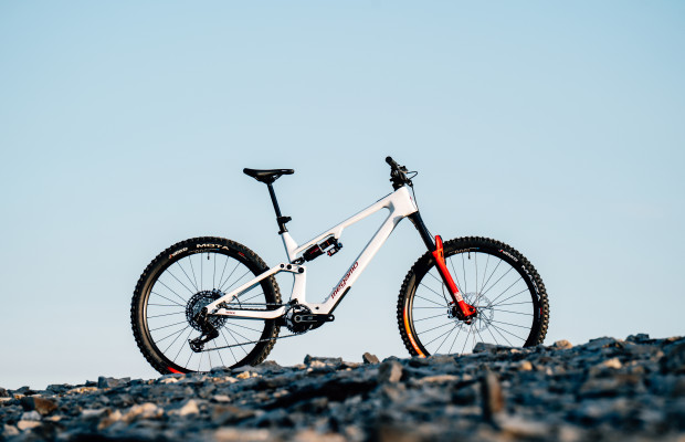 Ágil e potente com o que há de mais recente da Avinox e RockShox: assim é a Megamo Reason CRB 02