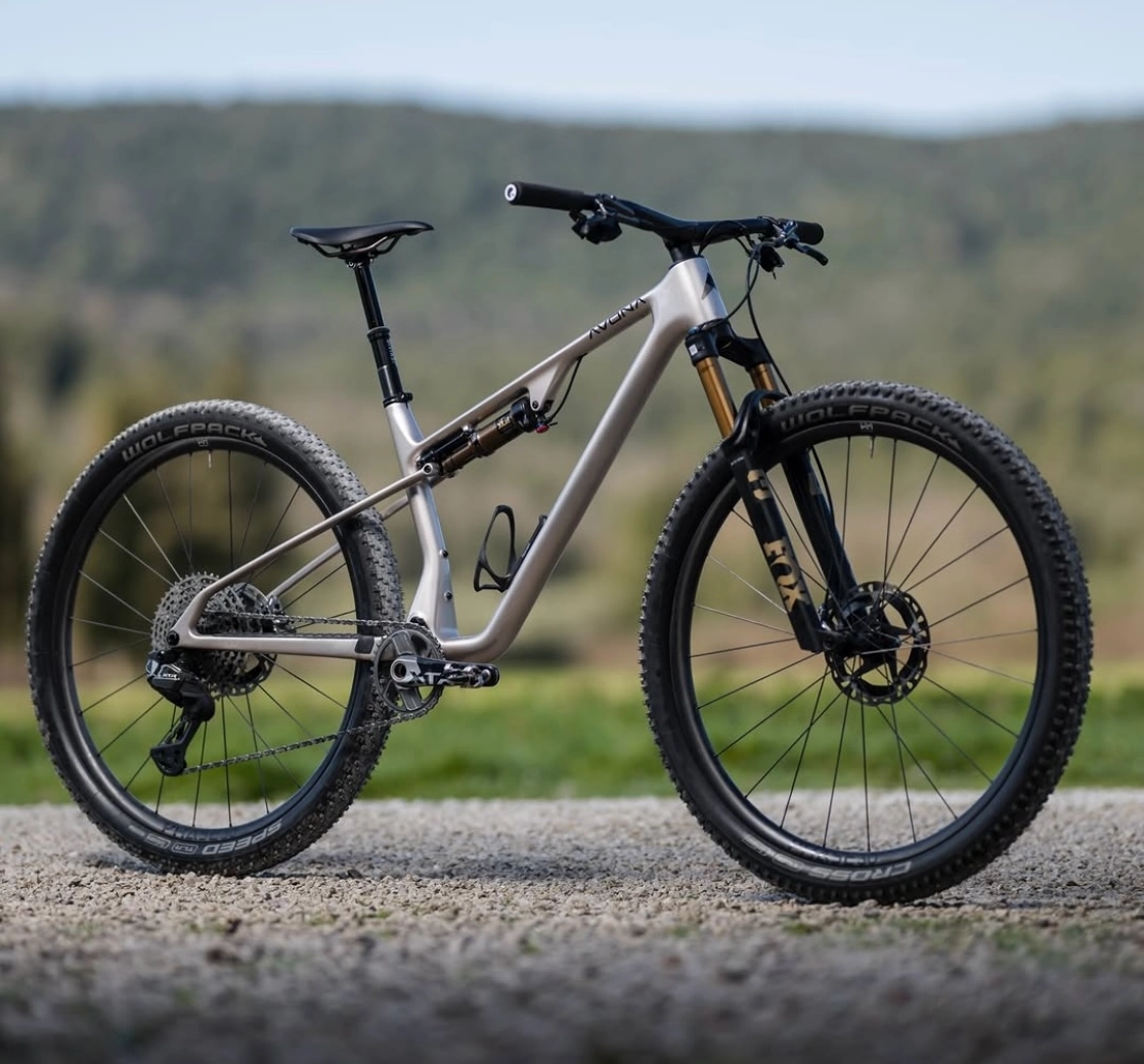 De marca desconocida a la Copa del Mundo XCO: Avona debuta en Corea