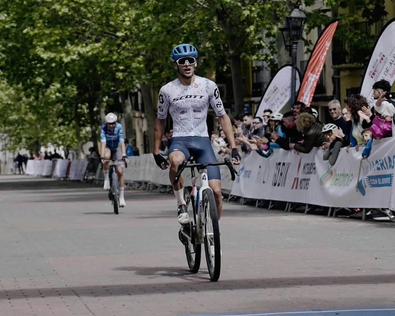 Barroso wins against Valero in a nail-biting finish, and Fischer dominates in Alcaraz to become the Spanish gravel champions