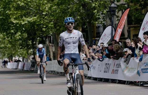 Barroso vence a Valero en un final apretado y Fischer arrasa em Alcaraz para se consagrar campeões da Espanha de gravel