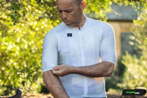 We tested the Gobik Attitude 2.0 Lag jersey: race-fit, 105 grams, and a seamless construction for fast road and gravel riding