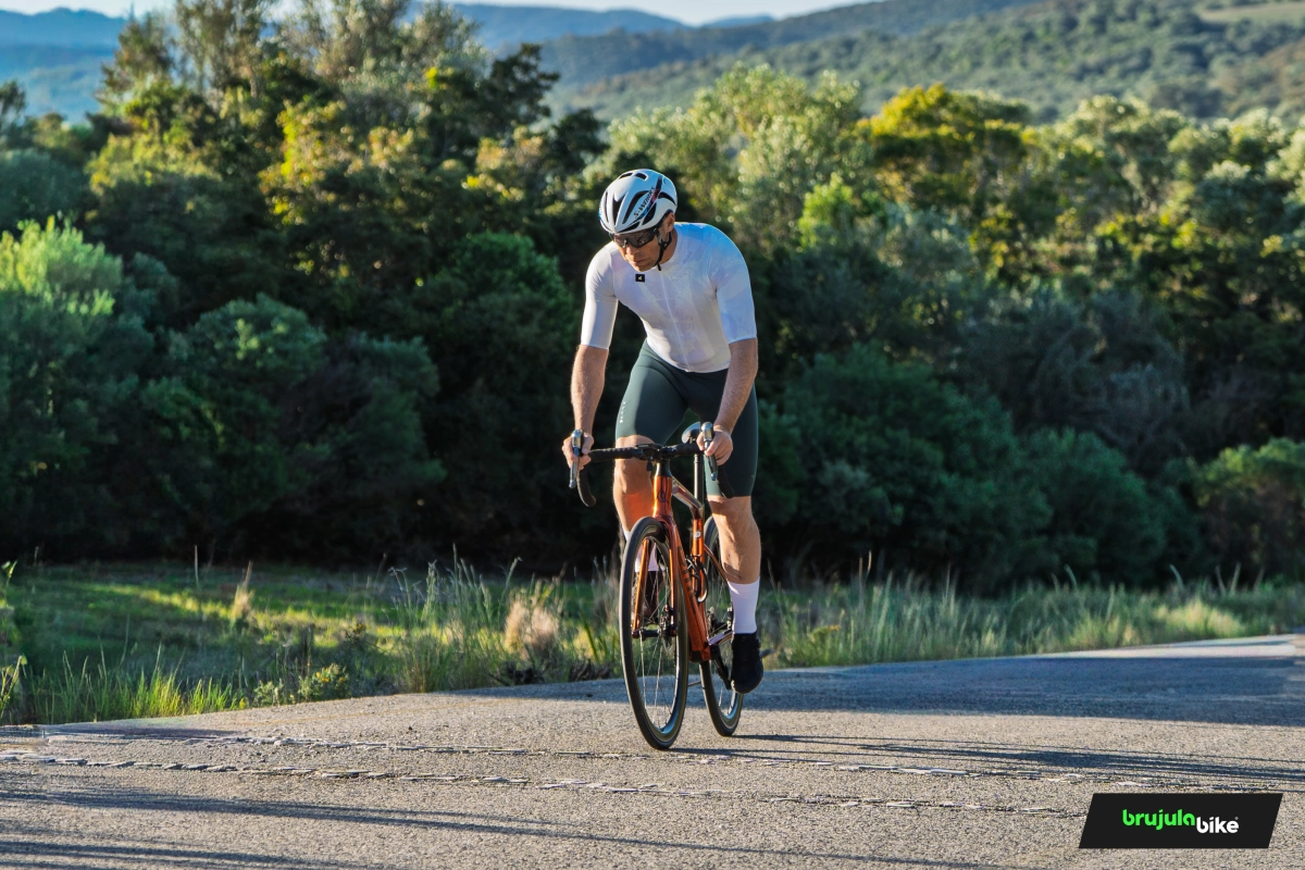 Probamos el maillot Gobik Attitude 2.0 Lag: race-fit, 105 gramos y  una construcción sin costuras para carretera y gravel rápido