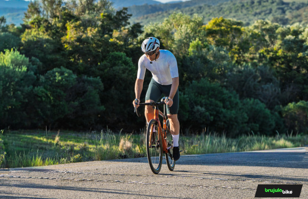 We tested the Gobik Attitude 2.0 Lag jersey: race-fit, 105 grams, and a seamless construction for fast road and gravel riding
