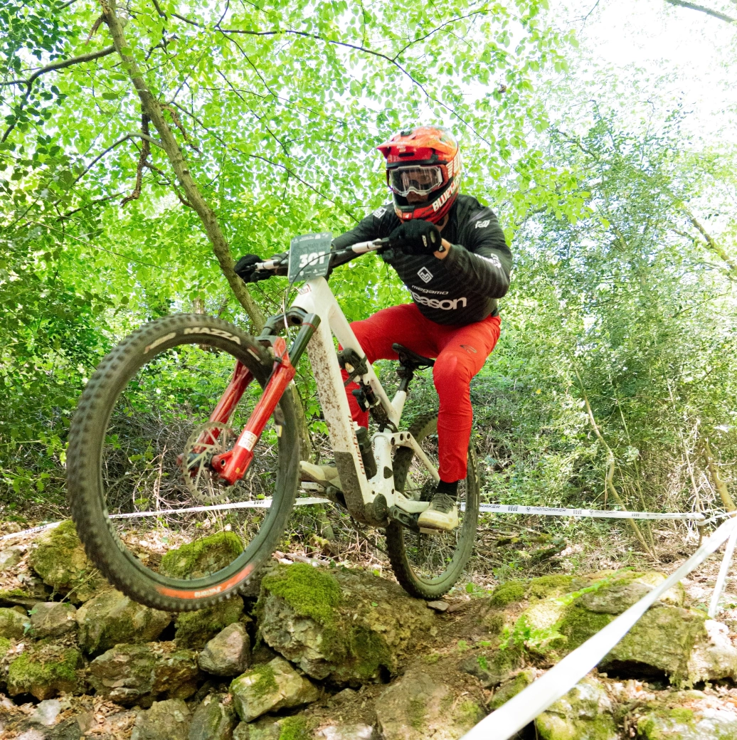 El nuevo motor de Avinox consigue el visto bueno de la UCI y debuta en competición con Megamo