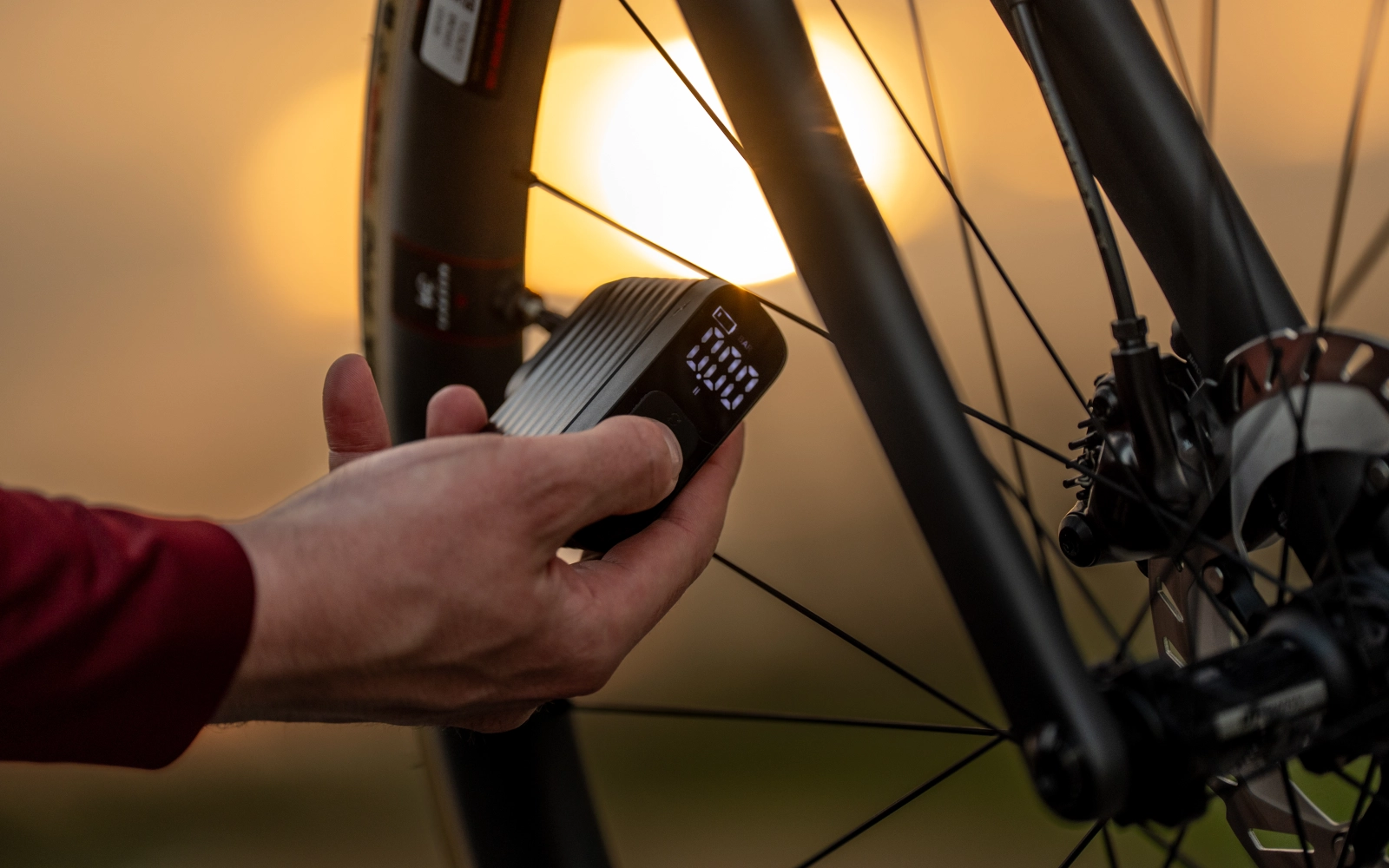 BBB entra en el inflado eléctrico con la BarBank, una bomba portátil de 120 PSI