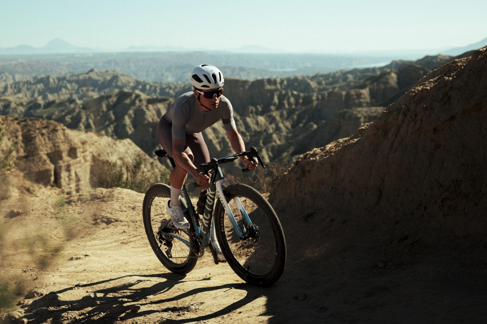 Factor presenta la SARANA, una gravel radical con paso de rueda de 57 mm
