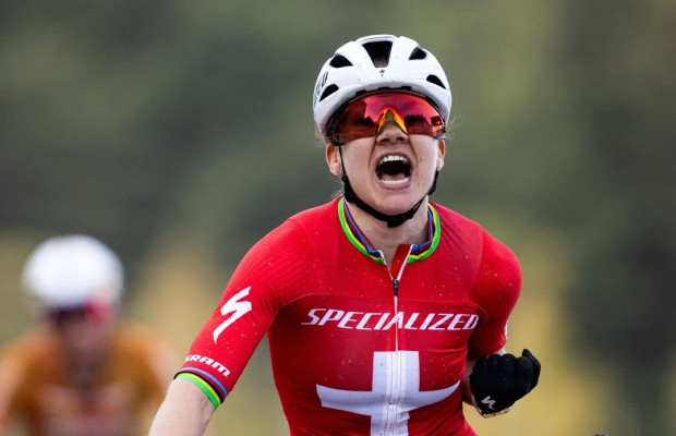 Sina Frei wins the first Short Track of the year in a very close finish