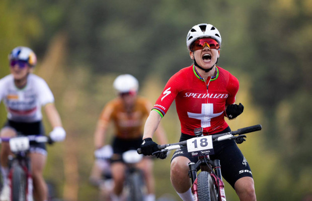 Sina Frei gana el primer Short Track del año en un final muy apretado