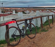 ¿Se puede hacer gravel con una bici de carretera? A Zugasti no le funciona el experimento