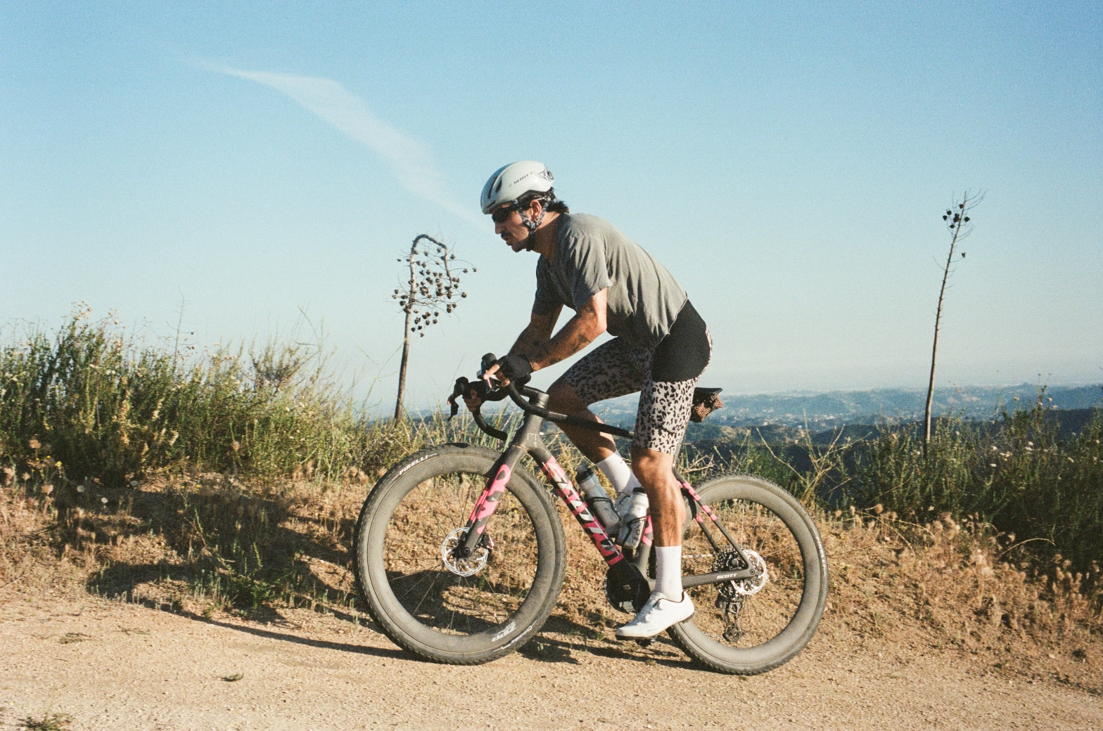 Diseñador de moda y atleta de gravel: este vídeo es el ejemplo perfecto de por qué la modalidad triunfa entre tanta gente