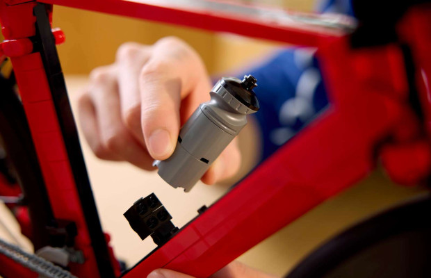 LEGO lance son premier vélo de route aérodynamique, il fonctionne et est rempli de clins d'œil aux WorldTour actuelles