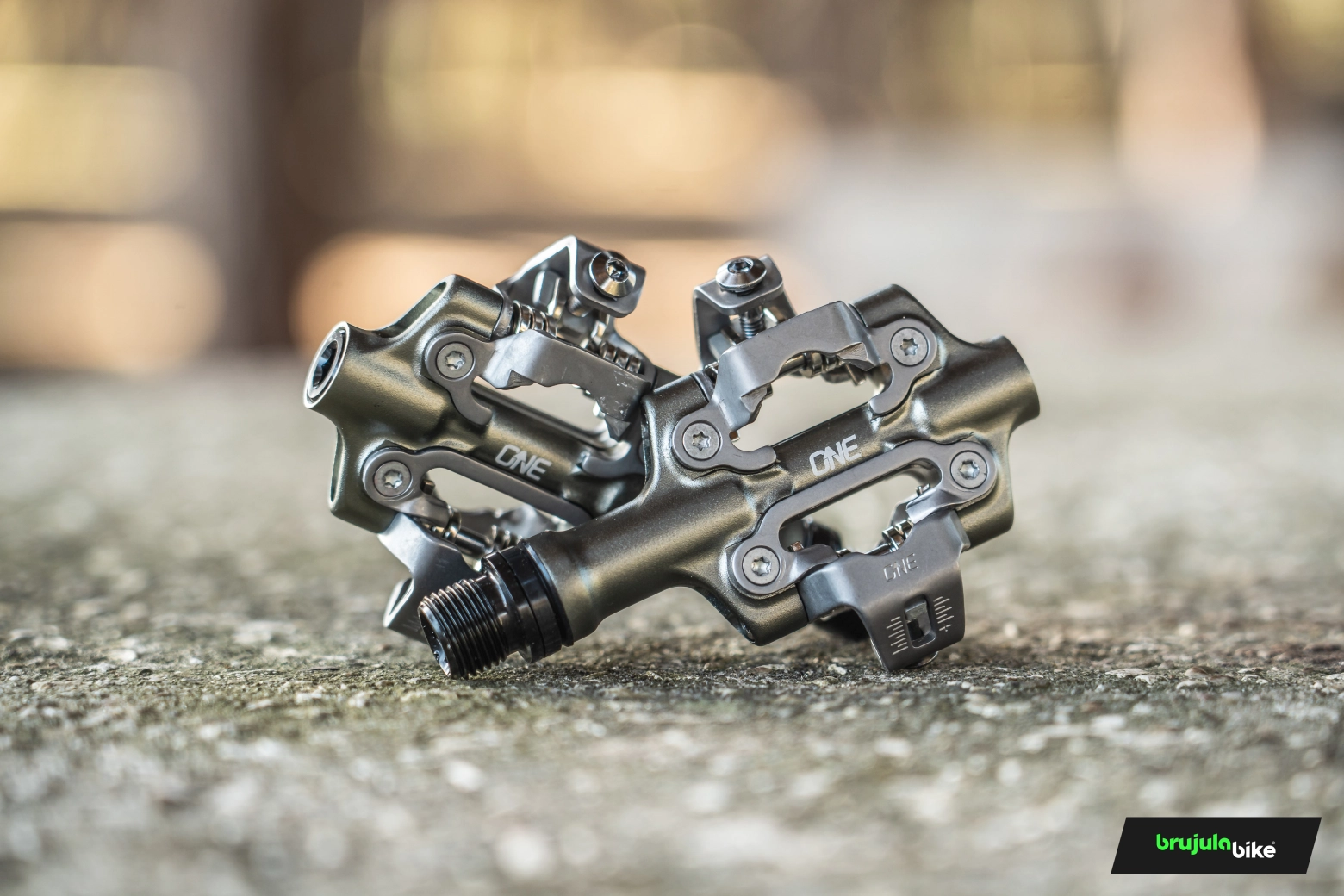Probamos los OneUp XC Clip: son los más finos del mercado, pesan menos que unos XTR y cuestan bastante menos