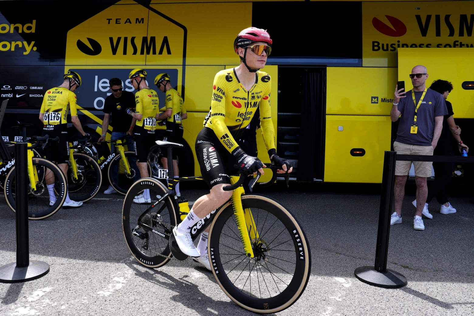 Por qué algunos ciclistas del Visma van con las uñas pintadas