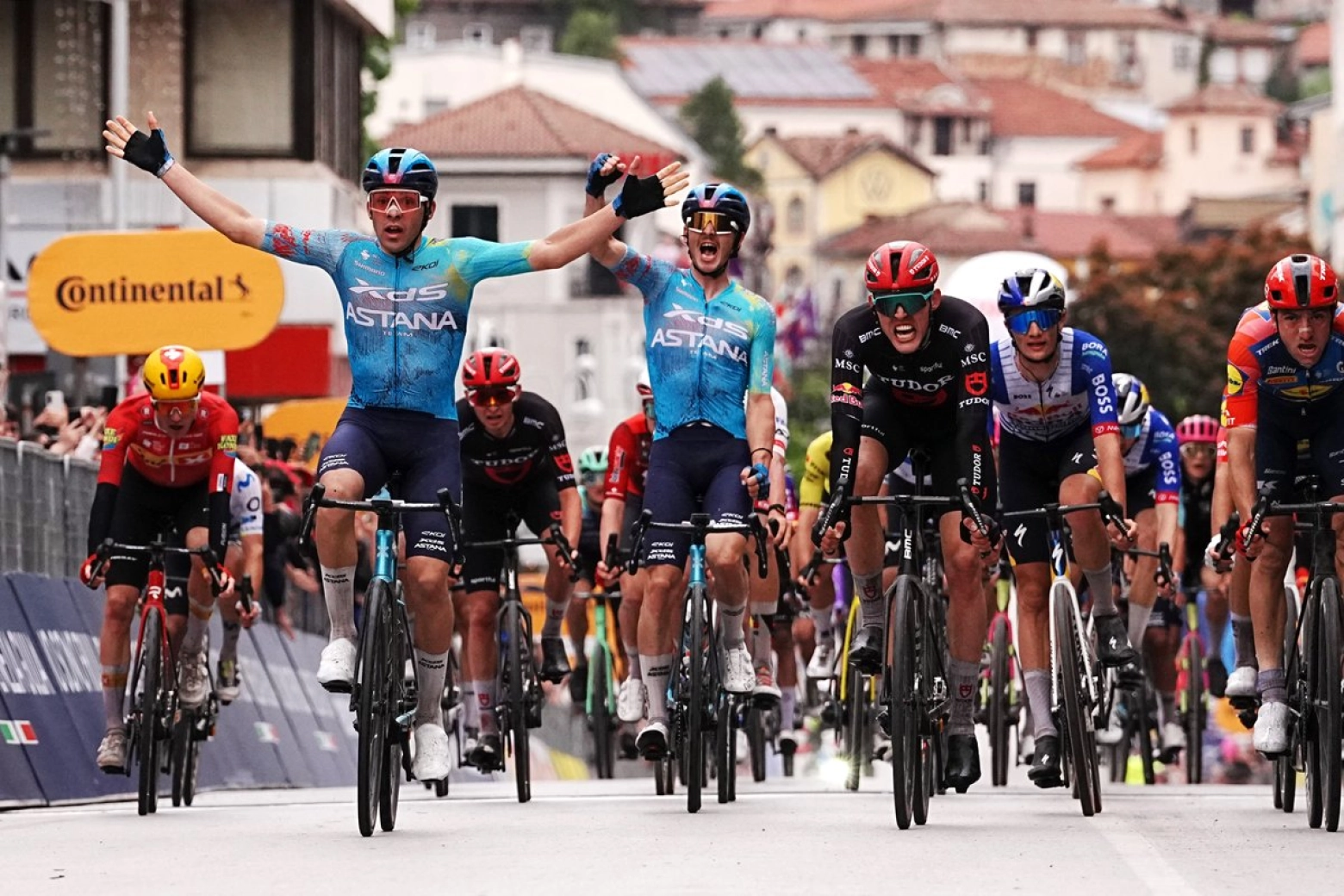 Ataque de Vingegaard, otra caída masiva y victoria sorpresa de Guillermo Thomas Silva en la etapa 2 del Giro
