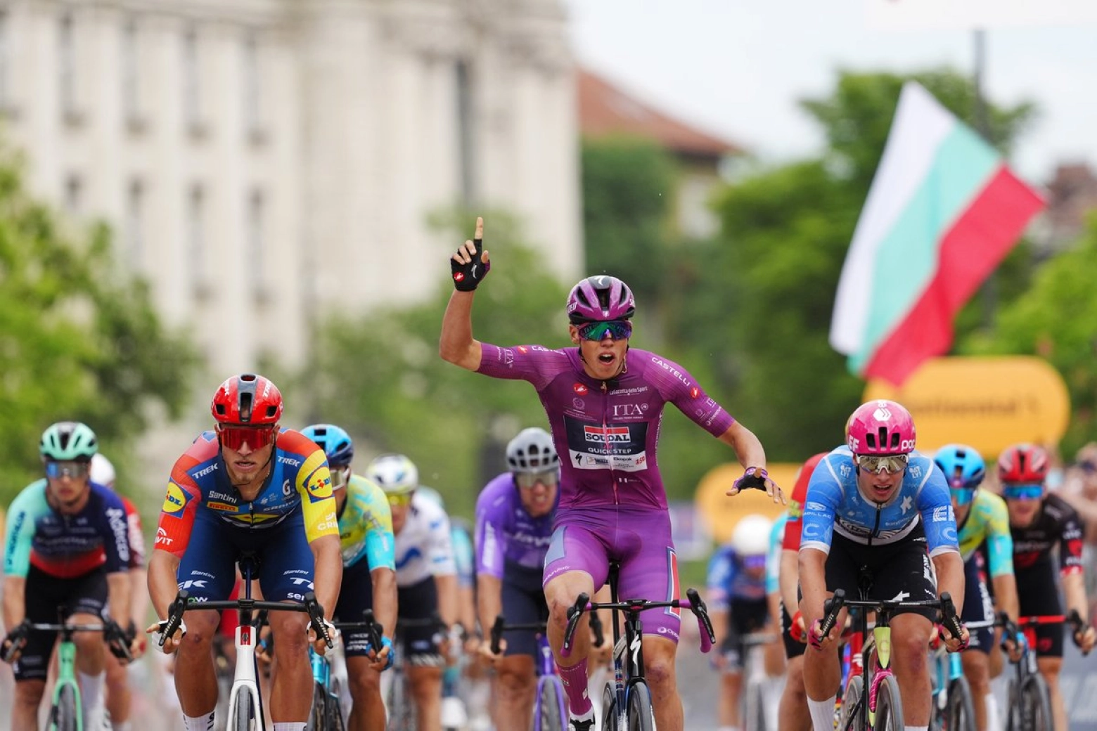 Paul Magnier wins again in the Giro after a thrilling sprint against Milan and Groenewegen